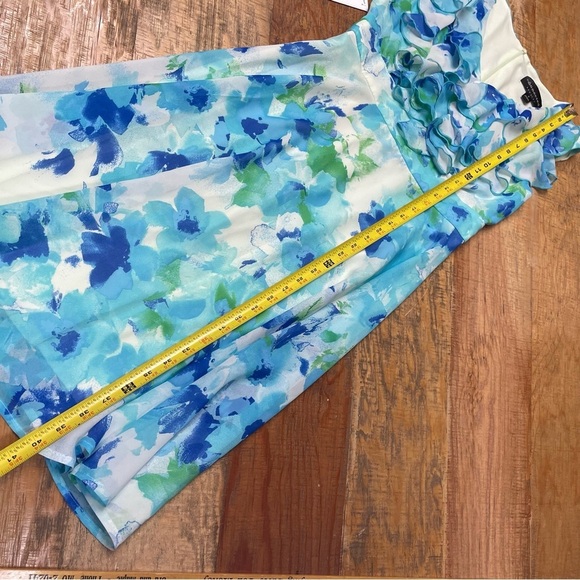 Connected chiffon dress size 6 ruffle V neck
Macy's Flowy Lightweight wedding - Picture 4 of 8